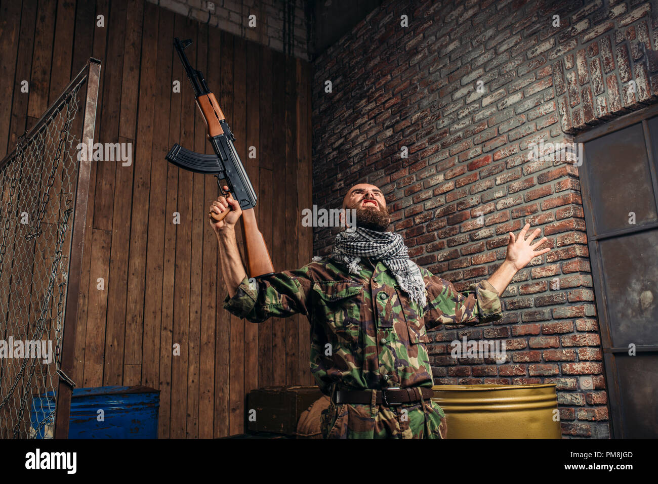 Attentats terroristes en uniforme avec kalachnikov leva les mains vers le haut, homme mujahedin avec arme. Le terrorisme et la terreur, soldat en kaki camouflage, baril Banque D'Images