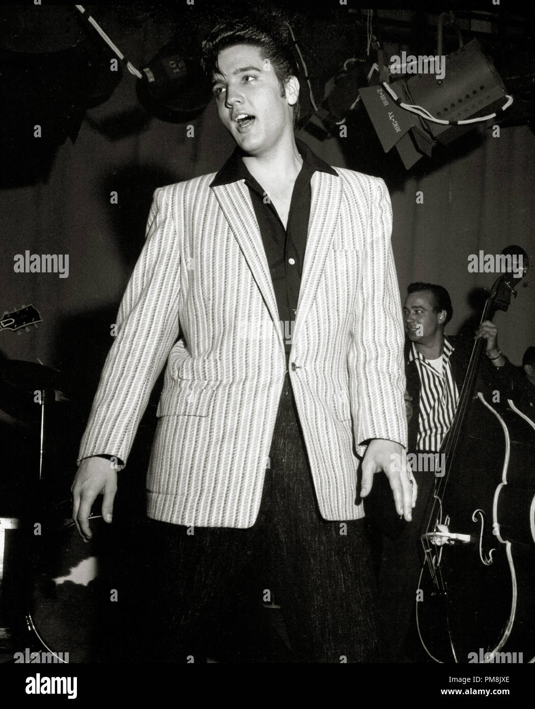 (Archivage classique du cinéma - Rétrospective) Elvis Presley Elvis Presley, vers 1955. Référence #  31616 Fichier 051THA Banque D'Images