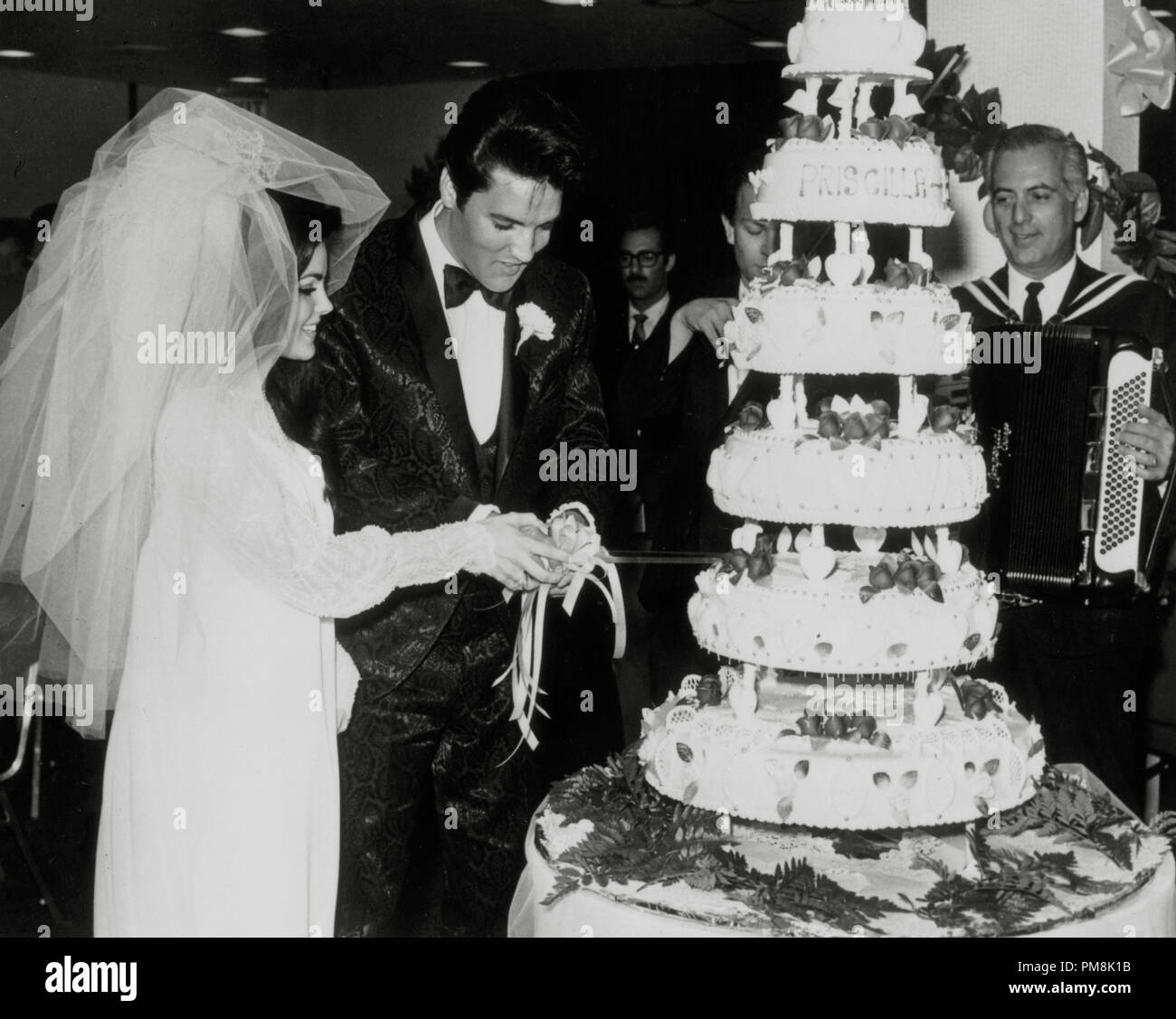 (Archival Classic Cinema - rétrospective Elvis Presley) Elvis Presley avec Priscilla le jour de leur mariage, le 1er mai 1967, à l'hôtel Aladdin à Las Vegas. Référence du fichier : 31616 093THA Banque D'Images