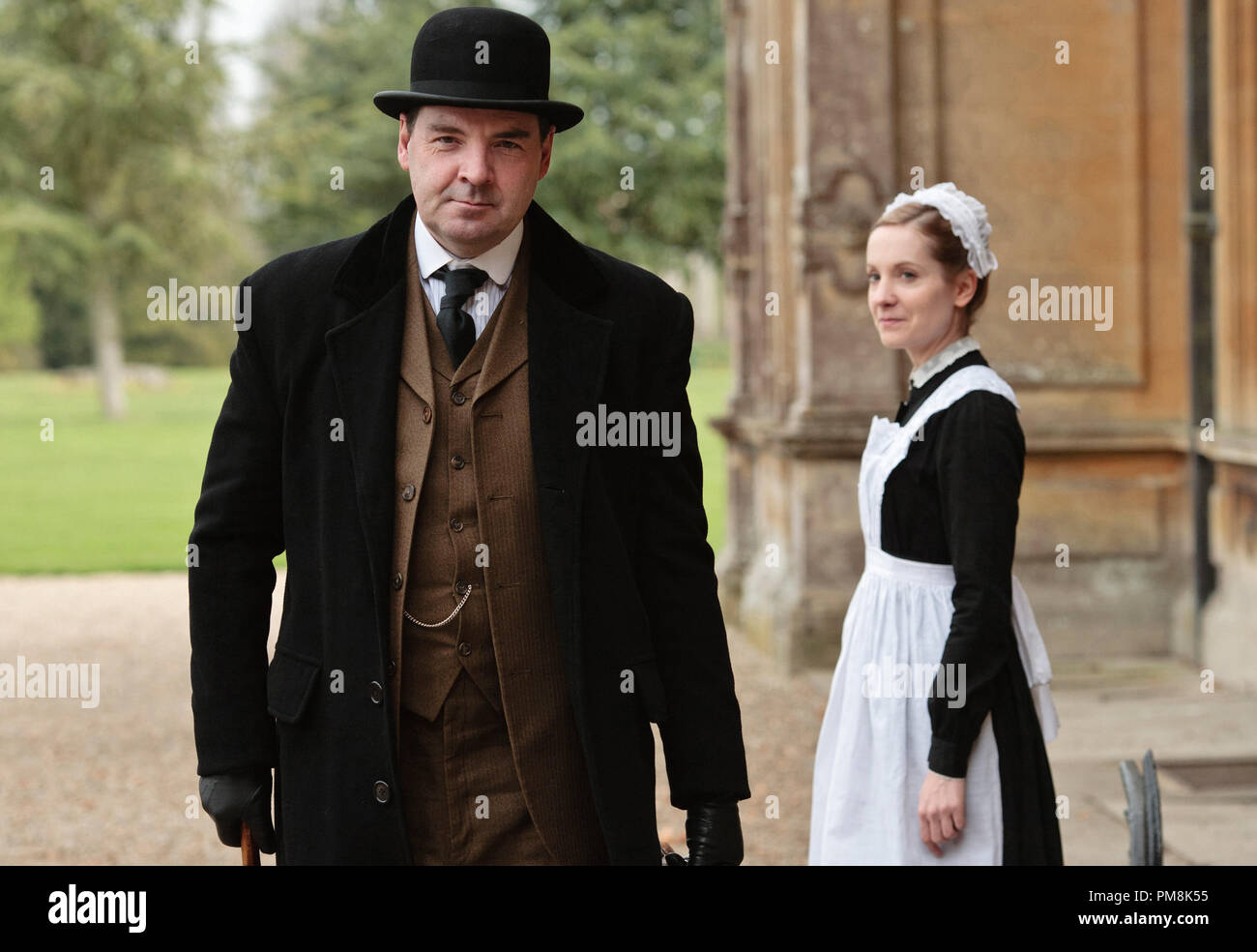 Downton Abbey Saison 2 - Épisode 1 Anna salue M. Bates en dehors de Downton  Abbey. Illustré