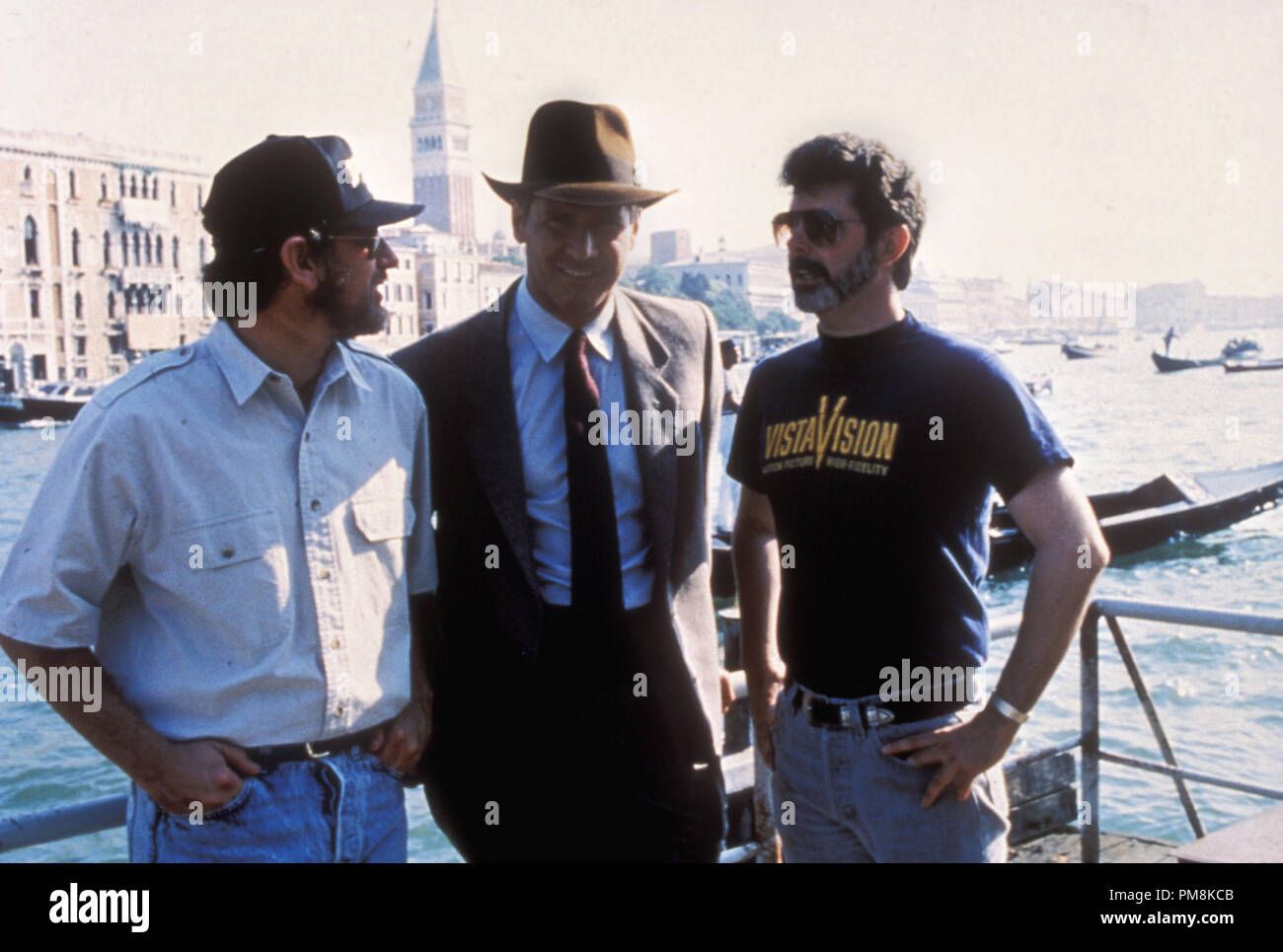 Photo du film ou encore la publicité de "Indiana Jones et la Dernière Croisade" Steven Spielberg, Harrison Ford et George Lucas Lucasfilm © 1989 Tous droits réservés de la référence du fichier #  31623097THA pour un usage éditorial uniquement Banque D'Images