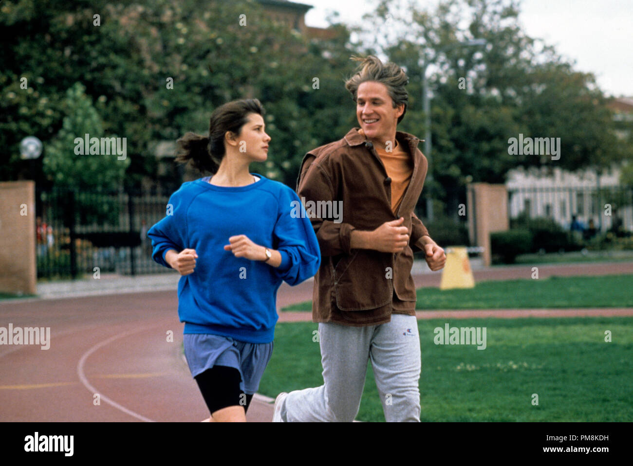 Photo du film ou encore la publicité de 'Anatomie' Daphne Zuniga et Matthew Modine © 1989 Touchstone Pictures Crédit photo : Richard Cartwright Tous Droits Réservés #  de référence fichier 31623115THA pour un usage éditorial uniquement Banque D'Images