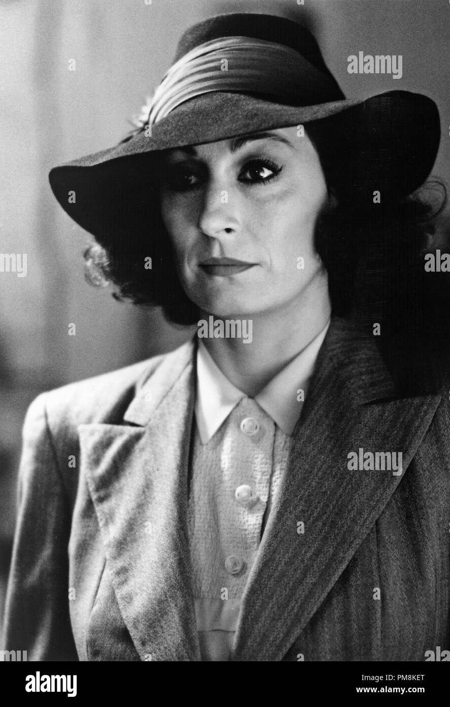 Photo du film ou encore la publicité de 'ennemis : UNE HISTOIRE D'Amour' Angélica Huston © 1989 Morgan Creek Productions, Inc. Crédit photo : Takashi Seida Tous Droits Réservés #  de référence fichier 31623134THA pour un usage éditorial uniquement Banque D'Images