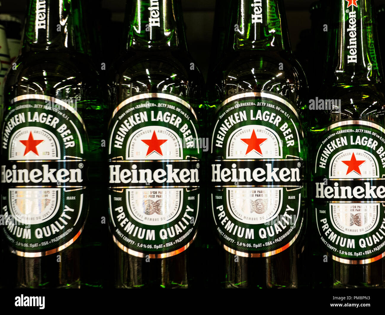 La bière Heineken vu en magasin. Banque D'Images