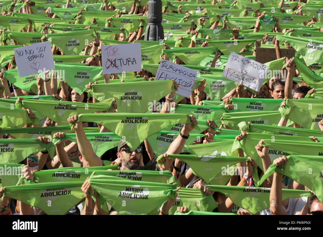 Soulevées mouchoirs dans la Puerta del Sol contre la corrida. Des milliers  de militants manifester pour exiger la fin de la corrida à Madrid. La  manifestation a commencé avec un mouchoir sur