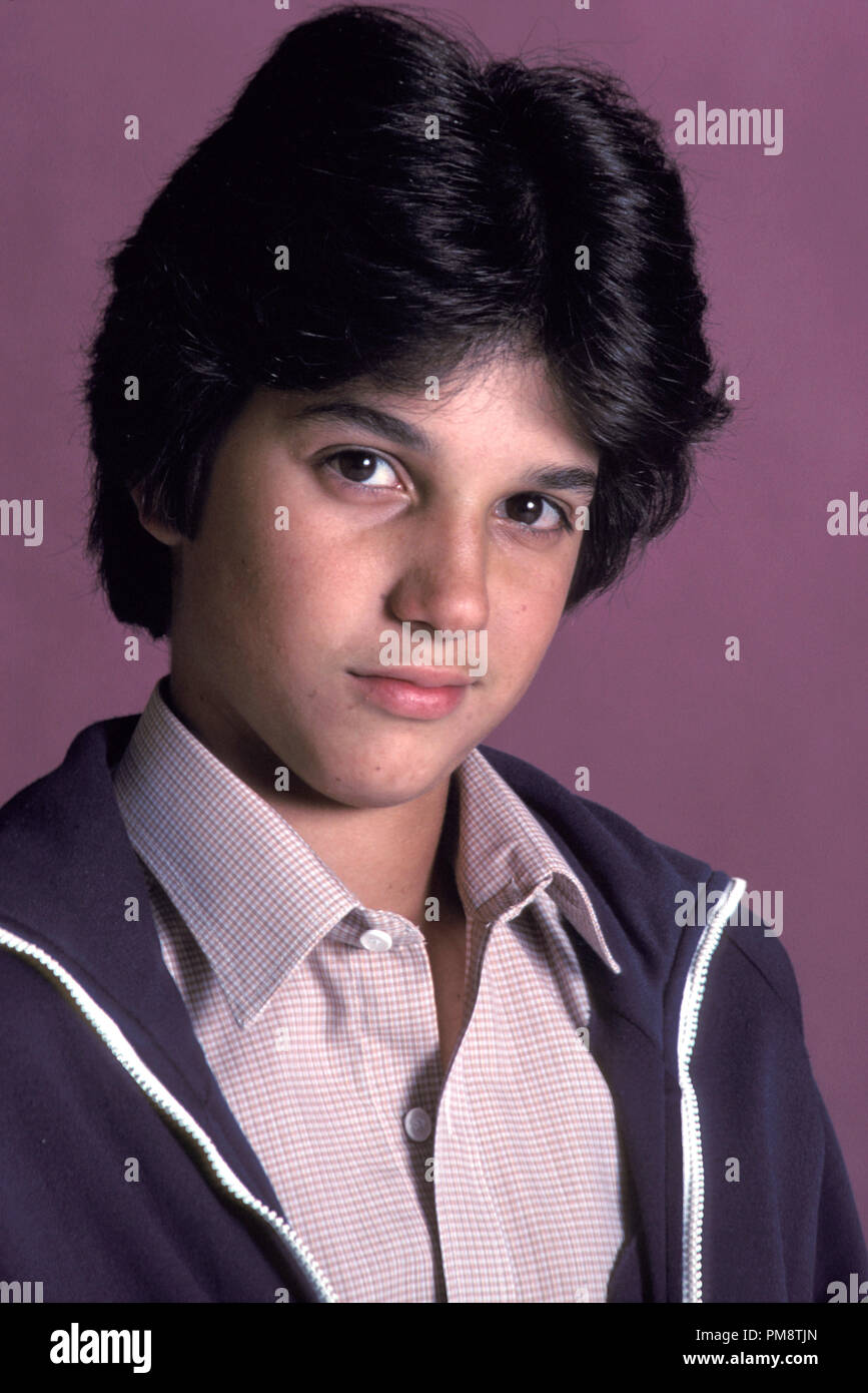 Publicité studio de toujours "8 C'est assez' Ralph Macchio 1980 Tous droits réservés de la référence du fichier #  31715240THA pour un usage éditorial uniquement Banque D'Images