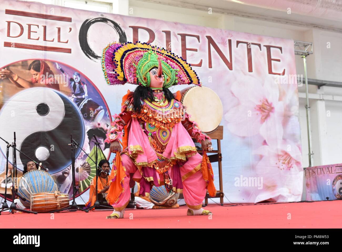 Un artiste interprète ou exécutant vu habillé comme une idole vu l'exécution pendant le festival. Le Festival dell'Oriente retourne à Naples pour trois jours, à l'exposition 'Mostra d'Oltremare'. Immersion totale dans la culture orientale et les traditions d'un continent sans bornes avec la gastronomie typique, des cérémonies traditionnelles, folklorisitici présente, les médecines naturelles, concerts, danses et d'arts martiaux se relaient dans les nombreux espaces thématiques dédiés à différents pays d'une façon continue et irrésistible série de spectacles, réunions, séminaires et expositions. Banque D'Images