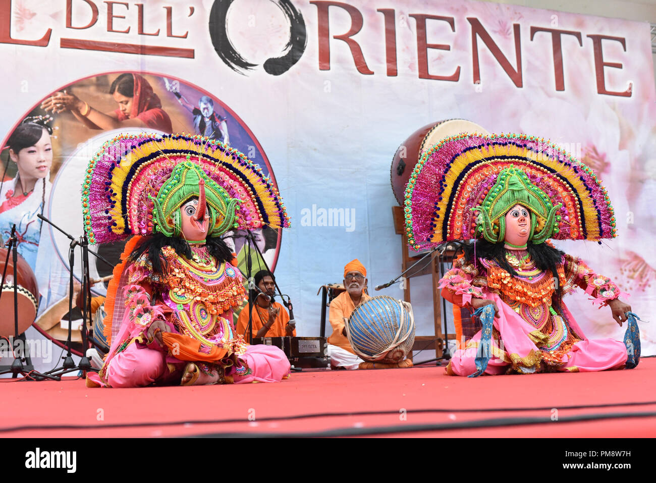 Vu les artistes habillés comme des dieux indiens vu l'exécution pendant le festival. Le Festival dell'Oriente retourne à Naples pour trois jours, à l'exposition 'Mostra d'Oltremare'. Immersion totale dans la culture orientale et les traditions d'un continent sans bornes avec la gastronomie typique, des cérémonies traditionnelles, folklorisitici présente, les médecines naturelles, concerts, danses et d'arts martiaux se relaient dans les nombreux espaces thématiques dédiés à différents pays d'une façon continue et irrésistible série de spectacles, réunions, séminaires et expositions. Banque D'Images