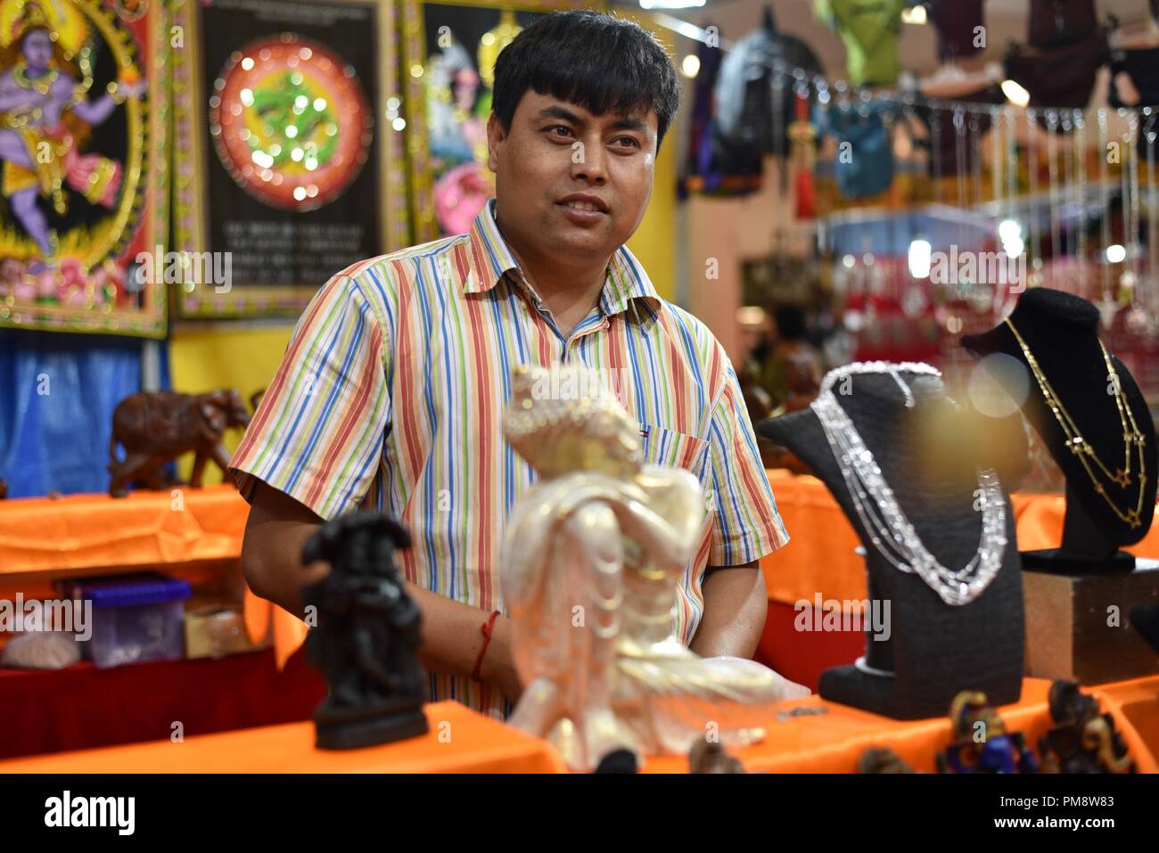 Homme vu de vendre des bijoux traditionnels et idoles pendant le festival. Le Festival dell'Oriente retourne à Naples pour trois jours, à l'exposition 'Mostra d'Oltremare'. Immersion totale dans la culture orientale et les traditions d'un continent sans bornes avec la gastronomie typique, des cérémonies traditionnelles, folklorisitici présente, les médecines naturelles, concerts, danses et d'arts martiaux se relaient dans les nombreux espaces thématiques dédiés à différents pays d'une façon continue et irrésistible série de spectacles, réunions, séminaires et expositions. Banque D'Images