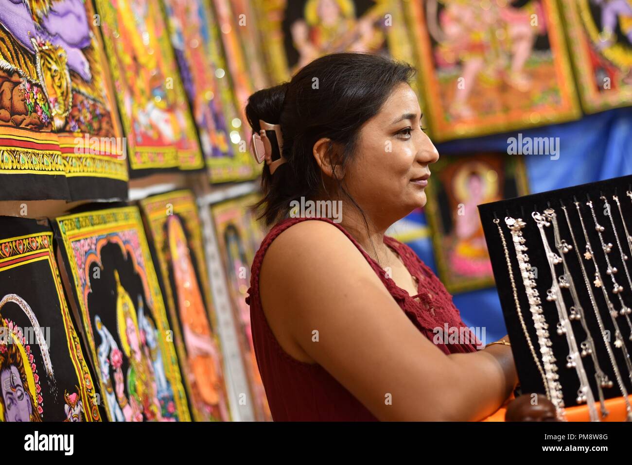 Femme vu la vente de bijoux et de peintures traditionnelles pendant le festival. Le Festival dell'Oriente retourne à Naples pour trois jours, à l'exposition 'Mostra d'Oltremare'. Immersion totale dans la culture orientale et les traditions d'un continent sans bornes avec la gastronomie typique, des cérémonies traditionnelles, folklorisitici présente, les médecines naturelles, concerts, danses et d'arts martiaux se relaient dans les nombreux espaces thématiques dédiés à différents pays d'une façon continue et irrésistible série de spectacles, réunions, séminaires et expositions. Banque D'Images