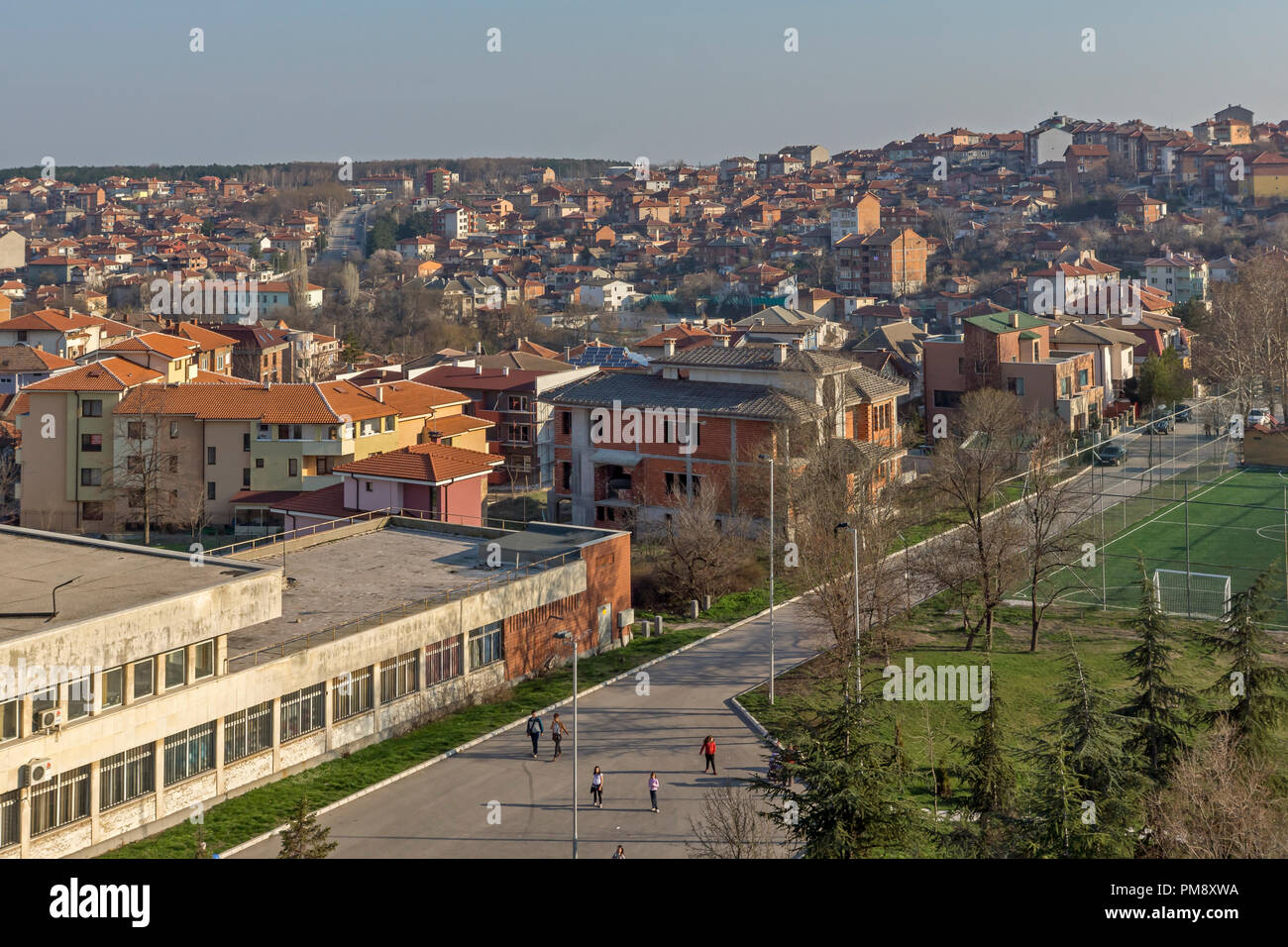 Sofia, Bulgarie - 15 mars 2014 : vue panoramique exceptionnelle de la ville de Haskovo - du Monument de la Vierge Marie , Bulgarie Banque D'Images