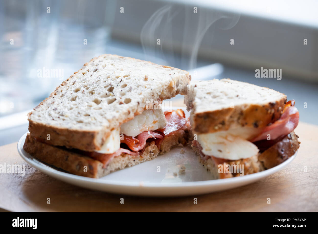 Un classique, traditionnelle, Delicious, l'anglais et d'oeufs bacon sandwich fait avec du pain brun Banque D'Images