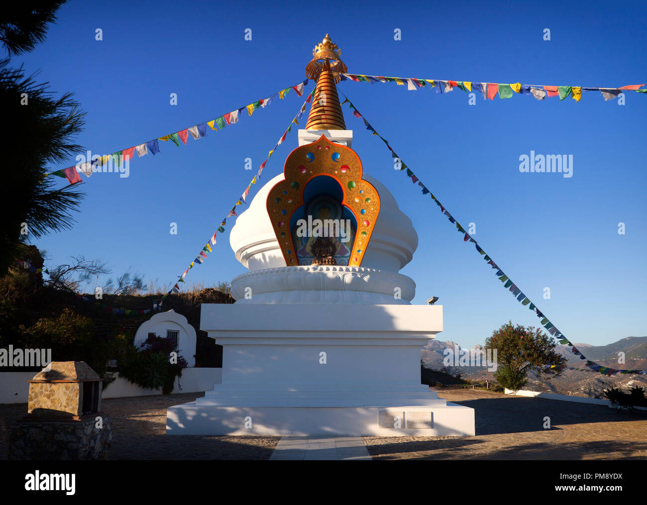 Le Kalachakra Stupa Trepiche ci-dessus. Selon la tradition bouddhiste, il apporte la paix, la prospérité et la protection et a été construit par Lupon Tsechu Rimpoche Banque D'Images