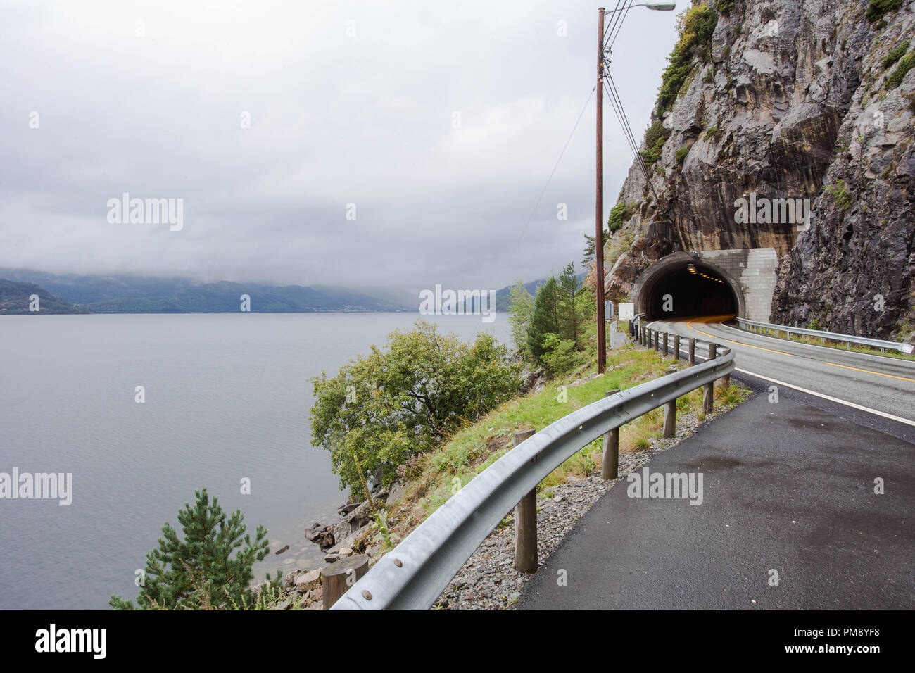 Route de montagne en Norvège. L'entrée du tunnel et sur la mer de brouillard Banque D'Images