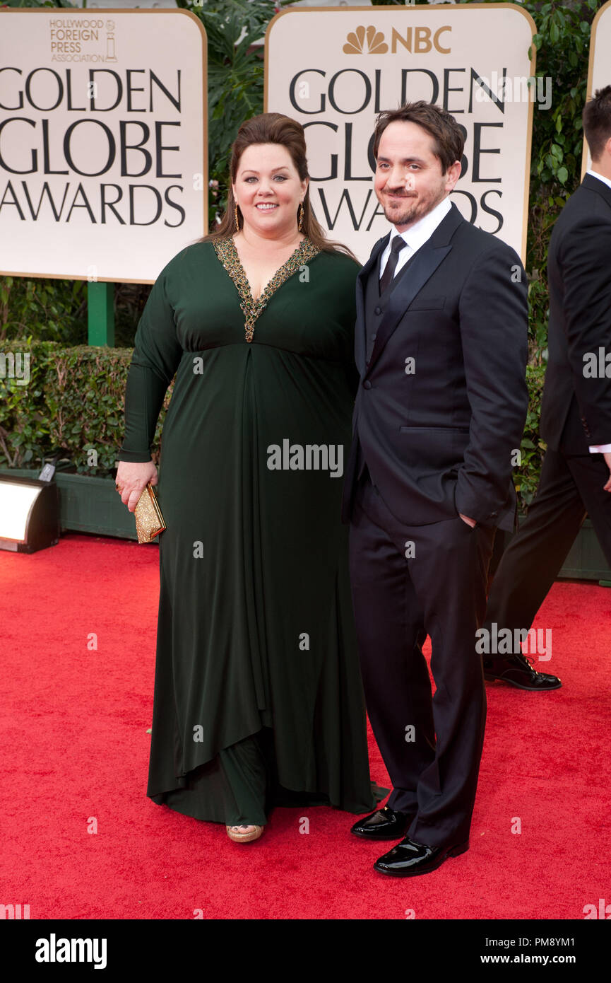 Melissa McCarthy et Ben Falcone assister à la 69e assemblée annuelle Golden Globes Awards au Beverly Hilton de Los Angeles, CA le dimanche, Janvier 15, 2012. Banque D'Images