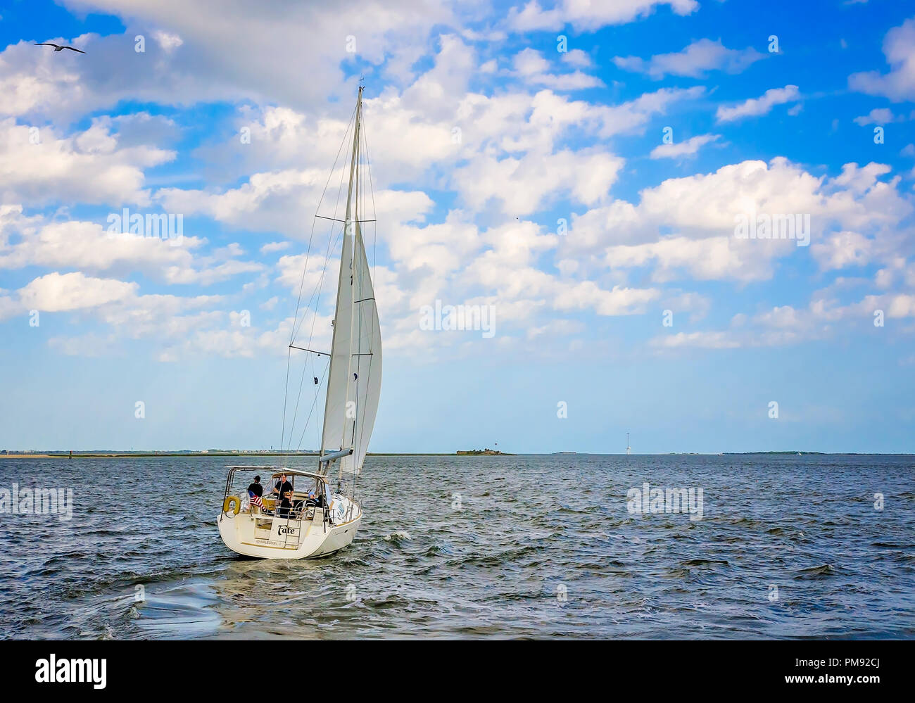 Un voilier traverse Charleston Harbor's Cooper River, le 5 avril 2015, à Charleston, Caroline du Sud. Banque D'Images