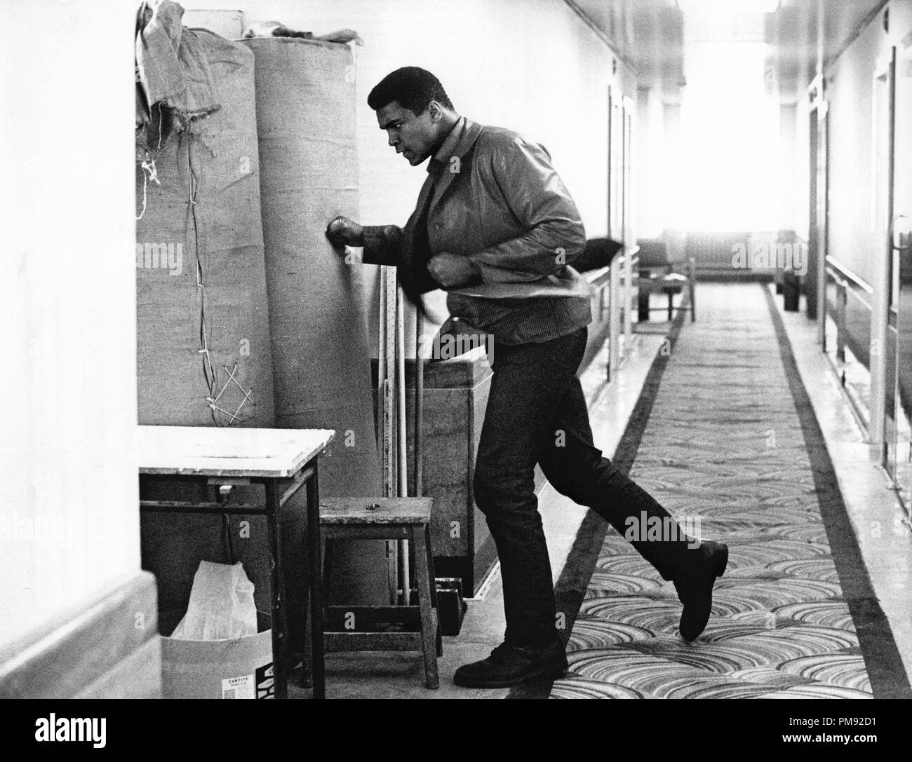 Cassius Clay pratiquer sa routine quotidienne la plus récente de l'introduction d'un rouleau de tapis dans son hôtel de Londres, 1966. Référence de fichier #  31537 186 © CCR /Le Archive-All Hollywood Droits Réservés Banque D'Images