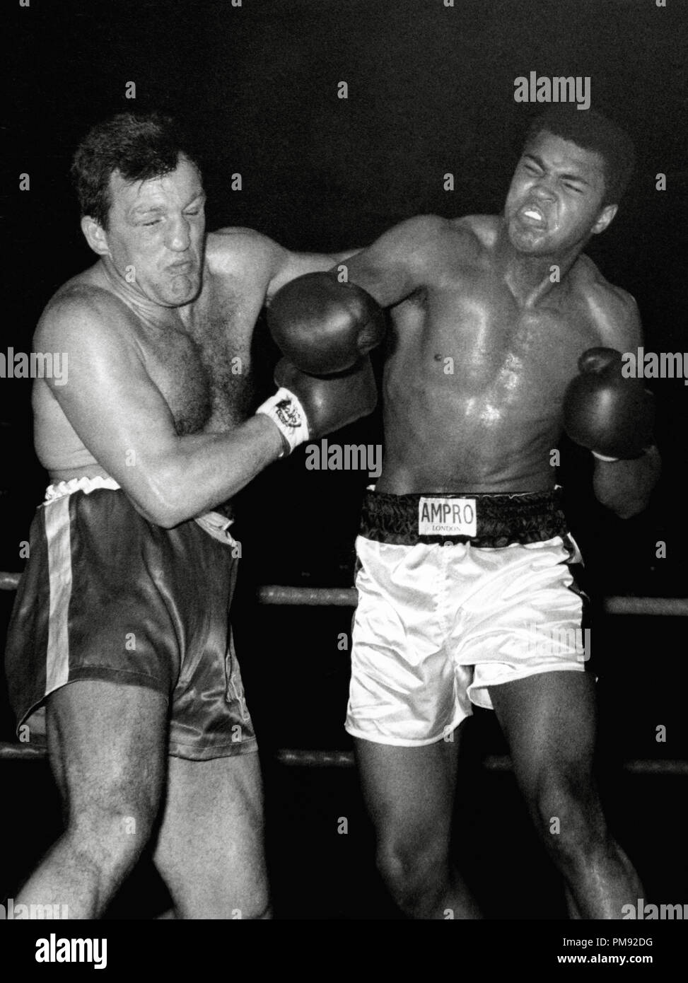 Champion de boxe Cassius Clay dans l'anneau avec Brian London au Royaume-Uni, 1966. Référence de fichier #  31537 192 © CCR /Le Archive-All Hollywood Droits Réservés Banque D'Images