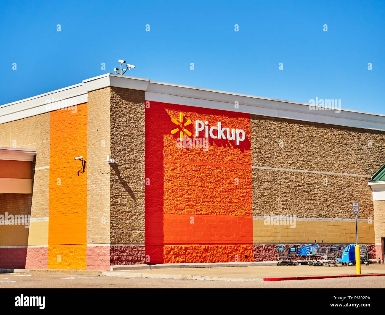 Ramasseur Walmart signe et logo de l'entreprise sur un mur extérieur d'un super magasin Walmart à Montgomery, en Alabama, USA. Banque D'Images