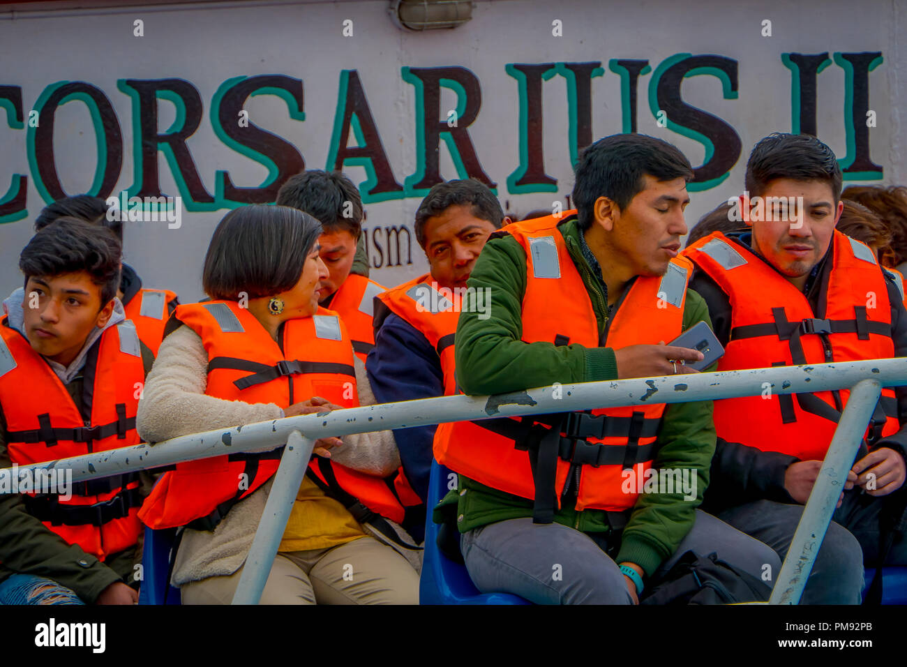 VALPARAISO, CHILI - 15 septembre, 2018 : vue extérieure de touristes non identifié portant un gilet à l'intérieur d'un bateau de tourisme au Port de Valparaiso, sur la côte du Pacifique Banque D'Images