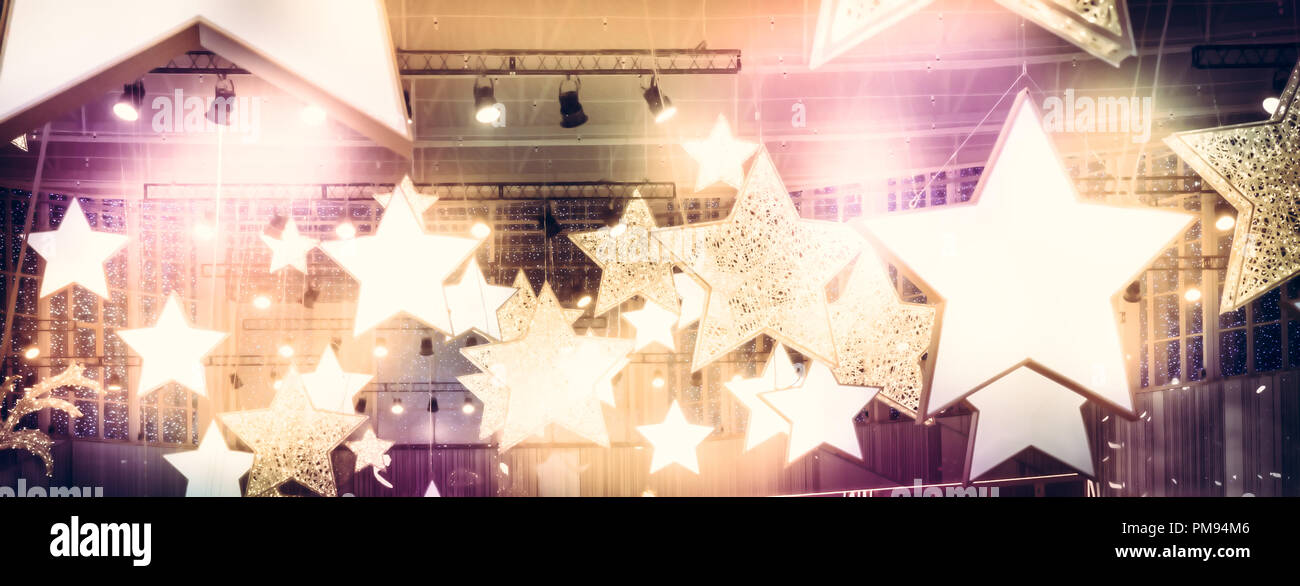 Étoiles brillantes spotlights soffites comme heure de gloire celebrity montrent la performance sur scène avec en arrière-plan les lumières rose d'or Banque D'Images