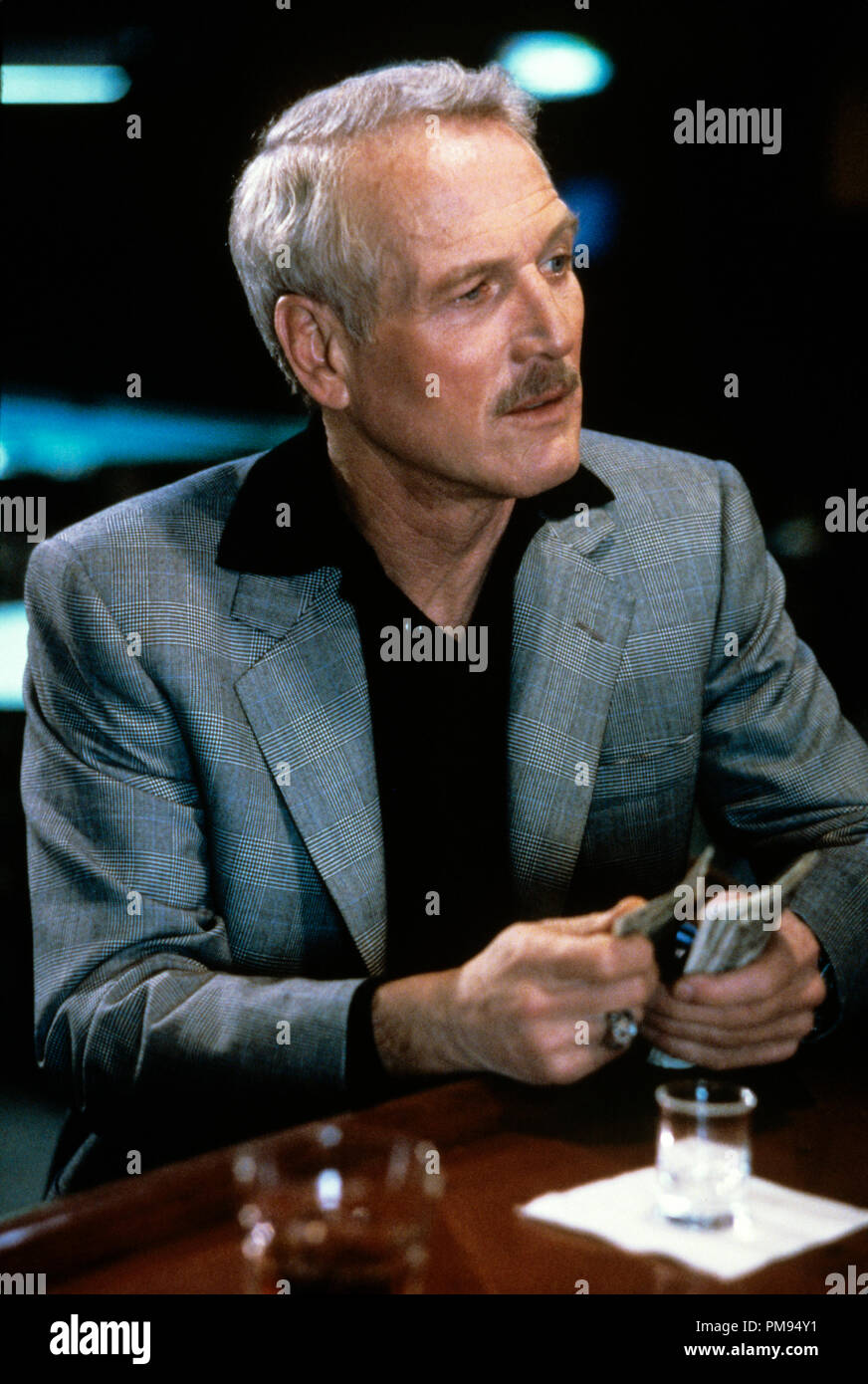 La Couleur De L Argent Paul Newman Publicité studio toujours de 'la couleur de l'argent' Paul Newman © 1986  Tous droits réservés Films Touchstone Référence de fichier # 31700069THA  pour un usage éditorial uniquement Photo Stock - Alamy