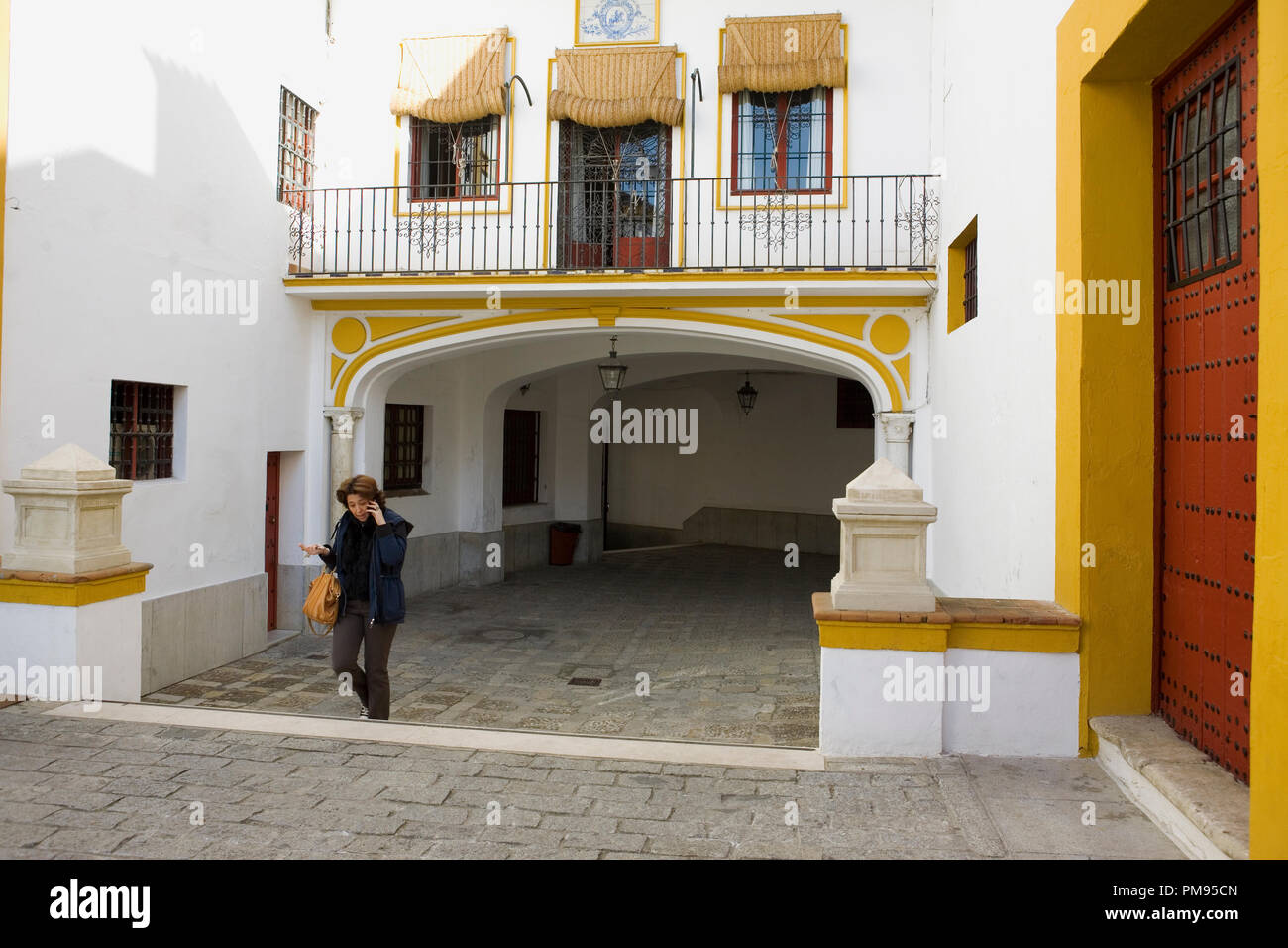 Lane en dehors de la Plaza de toros de la Real Maestranza de Caballería de Sevilla‎, Andalousie, Espagne Banque D'Images