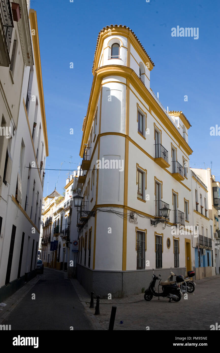 Bâtiment Flatiron sur l'angle de la Galera et Narciso Campillo, Séville, Andalousie, Espagne Banque D'Images