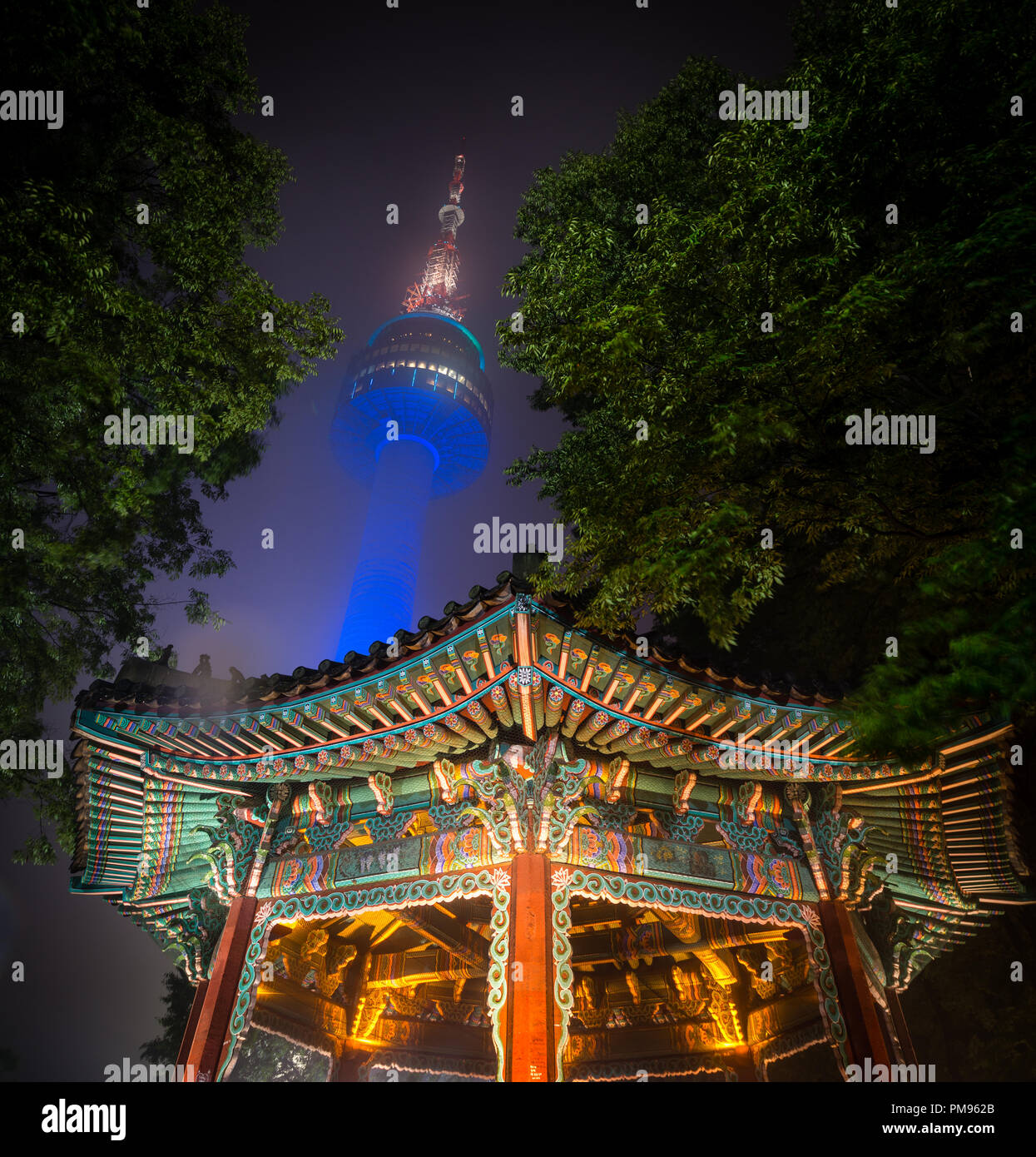 En face du Temple sur la Tour N de Séoul Banque D'Images