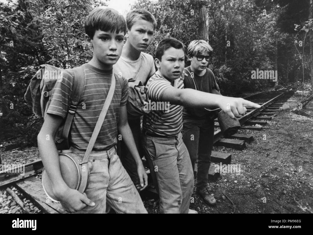Publicité studio toujours de 'Stand by Me' Wil Wheaton, River Phoenix, Jerry O'Connell, Corey Feldman © 1985 Tous droits réservés Colombie-britannique Référence de fichier #  31703096THA pour un usage éditorial uniquement Banque D'Images