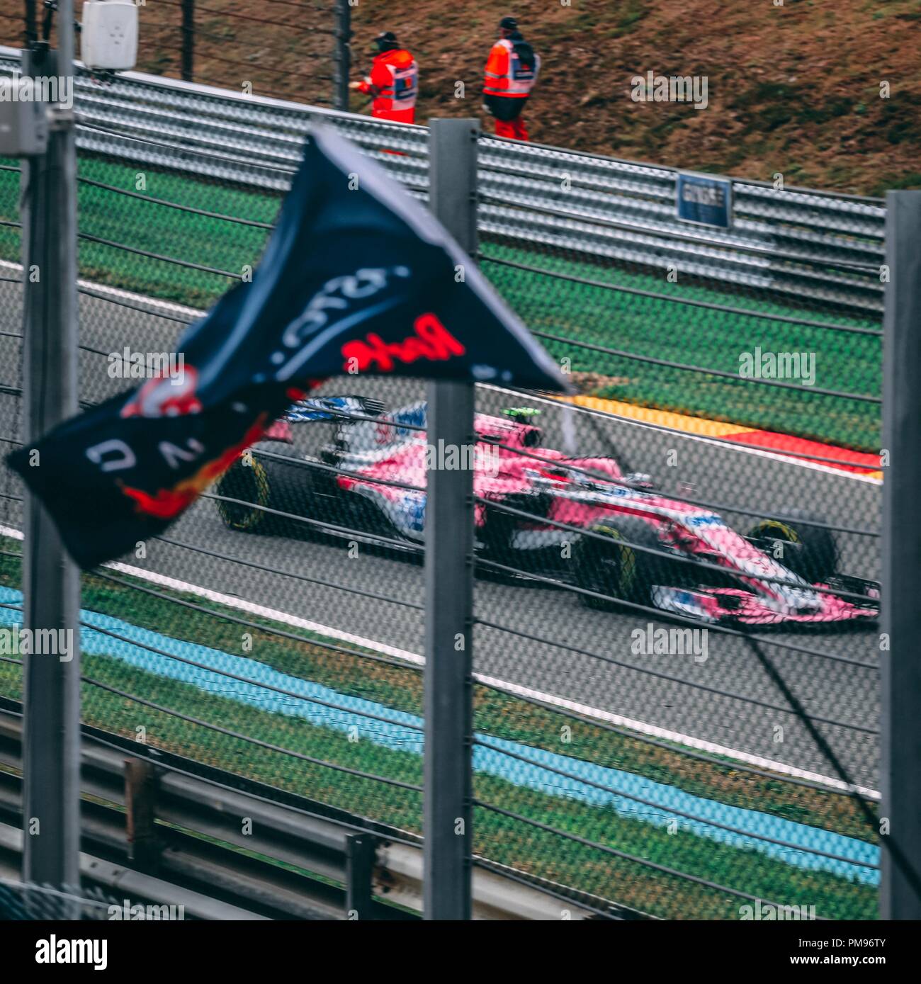 Force India F1 voiture, capturé par la clôture à Pouhon Corner au Grand Prix de Belgique Banque D'Images