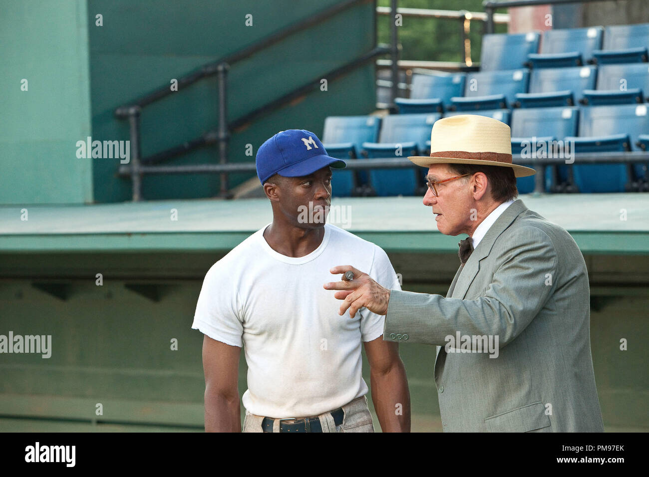 (L-r) CHADWICK BOSEMAN comme Jackie Robinson et HARRISON FORD comme Branch Rickey de Warner Bros Pictures et Legendary Pictures, le théâtre "42", un communiqué de Warner Bros Pictures. Banque D'Images