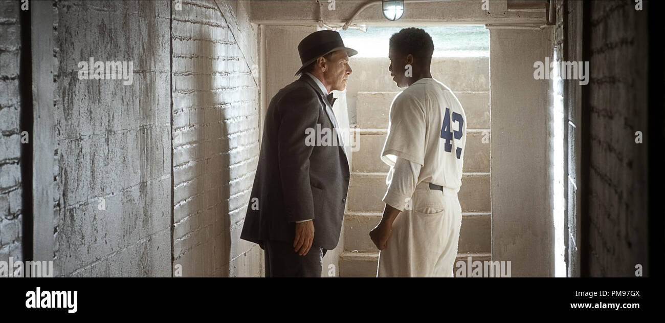 (L-r) HARRISON FORD comme Branch Rickey et CHADWICK BOSEMAN comme Jackie Robinson de Warner Bros Pictures et Legendary Pictures, le théâtre "42", un communiqué de Warner Bros Pictures. Banque D'Images