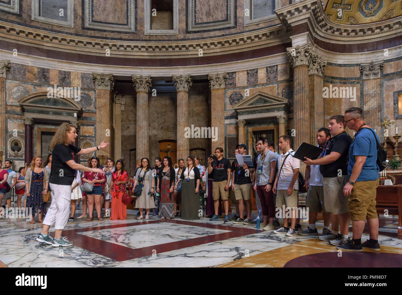 Personnes chantant dans Panthéon, Rome, Italie Banque D'Images Personnes chantant dans Panthéon, Rome, Italie Banque D'Images
