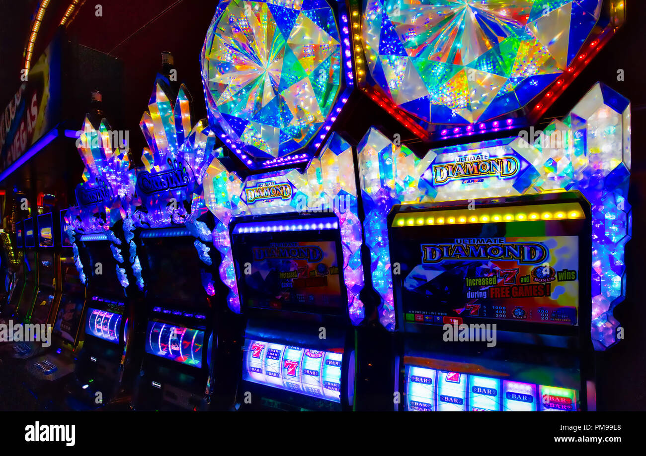 Buffalo, USA-20, Juillet 2018 : casino Seneca Niagara hall avec des machines à sous et tables de roulette Banque D'Images