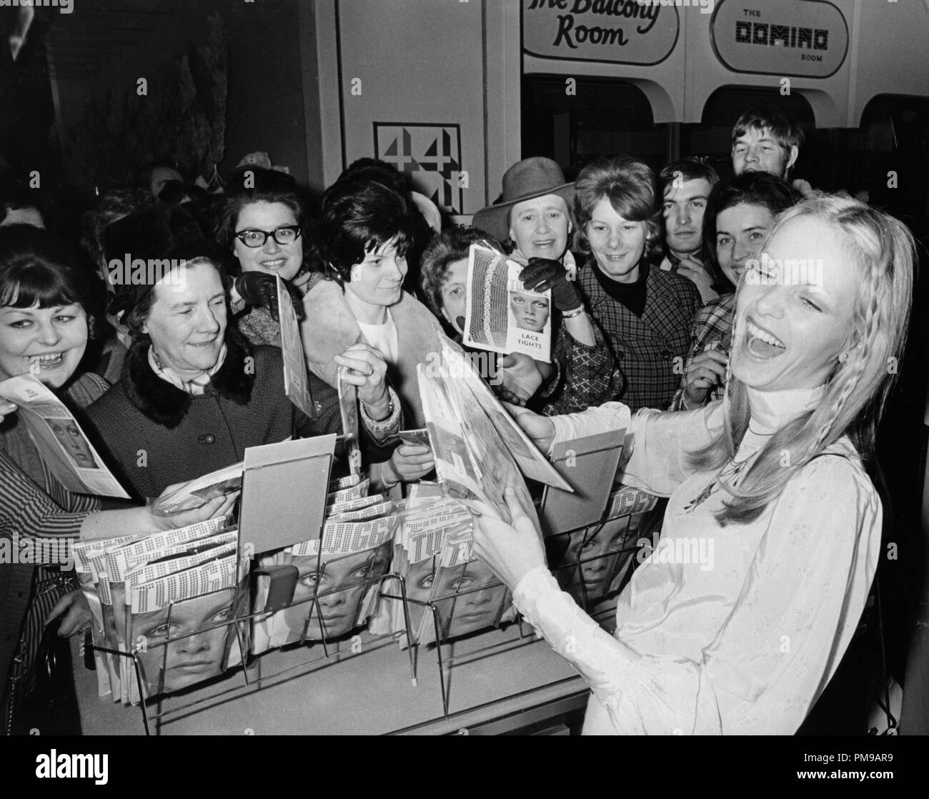 Twiggy Lawson dans un magasin vendant tights fabriqué sous son nom, mars 1970. Référence #  31955 Fichier_131THA Banque D'Images