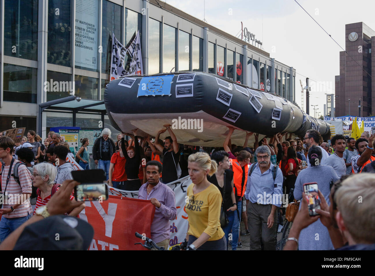 Francfort, Allemagne. 17 septembre 2018. Transporter les militants d'un grand bateau gonflable, similaires à ceux utilisés par les réfugiés en Méditerranée, à la manifestation. Autour de 6.300 manifestants ont défilé à Francfort, à l'appui de l'Seebrucke (par mer) mouvement pour le sauvetage des réfugiés de la mer Méditerranée. Ils ont également protesté contre les politiques restrictives envers les réfugiés de l'allemand Horst Seehofer, le ministre fédéral de l'intérieur, qui était due à la parole lors d'un congrès à Francfort le jour suivant, mais dont l'aspect a été annulée. Crédit : Michael Debets/Alamy Live News Banque D'Images