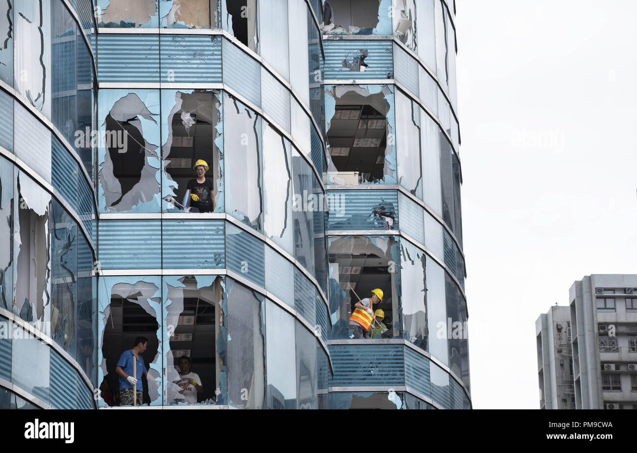 Hong Kong, Chine. 17 Sep, 2018. Nettoyer les travailleurs en place un bureau ravagé par le super typhon Mangkhut à Kowloon de Hong Kong de la Chine du sud. La forte tempête a ravagé les Philippines ce week-end, tuant des dizaines de personnes. Credit : Miguel Candela/SOPA Images/ZUMA/Alamy Fil Live News Banque D'Images