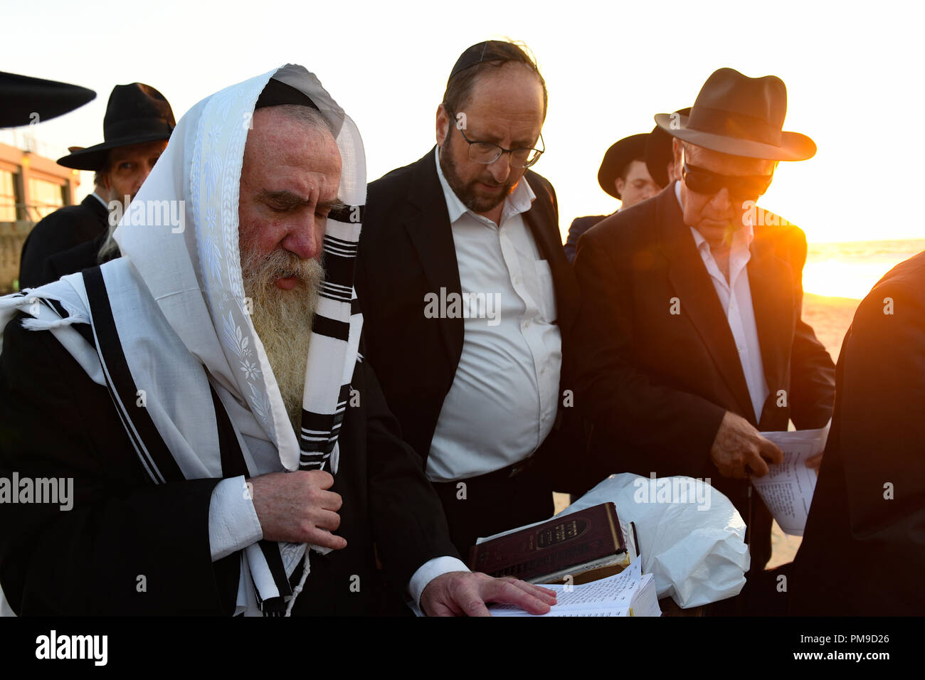 Tel Aviv, Israël. 17 Sep, 2018. Les juifs ultra-orthodoxes effectuer le rituel Tachlikh sur la rive de la mer Méditerranée à Tel Aviv, Israël, le 17 septembre, 2018. Tachlikh est un rituel au cours duquel les croyants avec leurs péchés dans l'eau et des poissons, et il est effectué avant le Jour des Expiations, juif ou Yom Kippour. Source : Xinhua/JINI/Alamy Live News Banque D'Images
