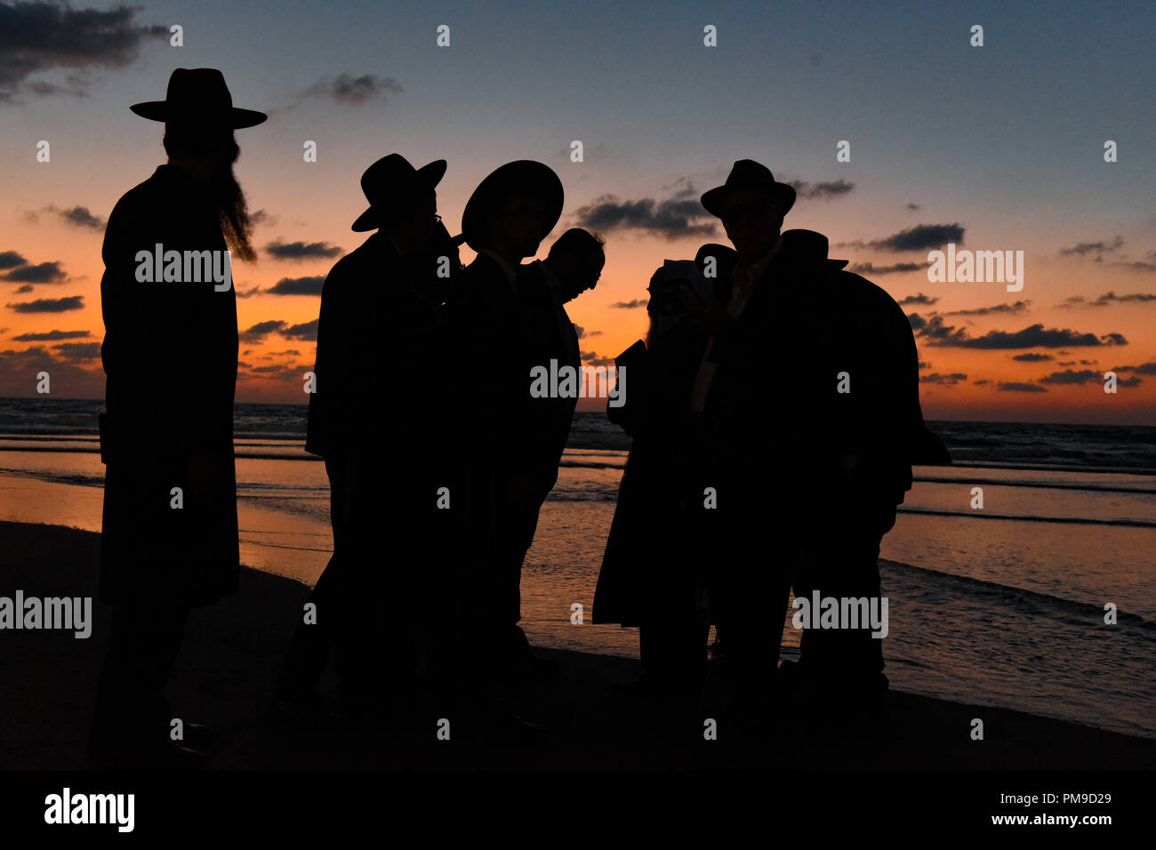 Tel Aviv, Israël. 17 Sep, 2018. Les juifs ultra-orthodoxes effectuer le rituel Tachlikh sur la rive de la mer Méditerranée à Tel Aviv, Israël, le 17 septembre, 2018. Tachlikh est un rituel au cours duquel les croyants avec leurs péchés dans l'eau et des poissons, et il est effectué avant le Jour des Expiations, juif ou Yom Kippour. Source : Xinhua/JINI/Alamy Live News Banque D'Images
