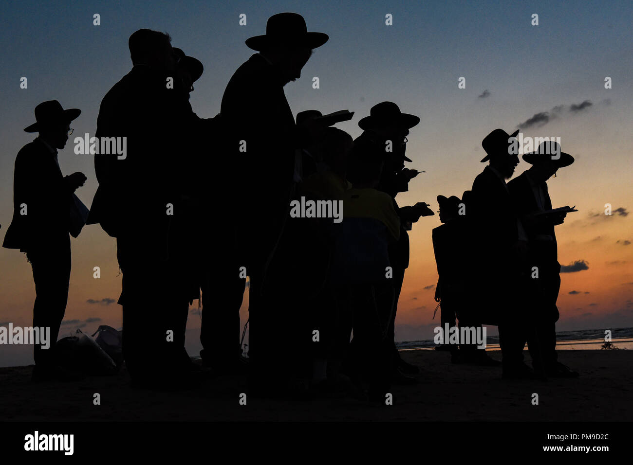 Tel Aviv, Israël. 17 Sep, 2018. Les juifs ultra-orthodoxes effectuer le rituel Tachlikh sur la rive de la mer Méditerranée à Tel Aviv, Israël, le 17 septembre, 2018. Tachlikh est un rituel au cours duquel les croyants avec leurs péchés dans l'eau et des poissons, et il est effectué avant le Jour des Expiations, juif ou Yom Kippour. Source : Xinhua/JINI/Alamy Live News Banque D'Images