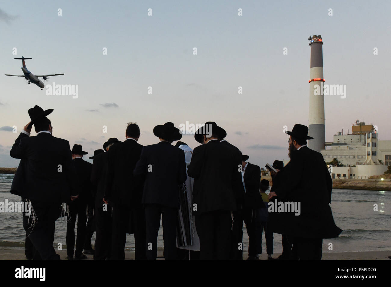 Tel Aviv, Israël. 17 Sep, 2018. Les juifs ultra-orthodoxes effectuer le rituel Tachlikh sur la rive de la mer Méditerranée à Tel Aviv, Israël, le 17 septembre, 2018. Tachlikh est un rituel au cours duquel les croyants avec leurs péchés dans l'eau et des poissons, et il est effectué avant le Jour des Expiations, juif ou Yom Kippour. Source : Xinhua/JINI/Alamy Live News Banque D'Images