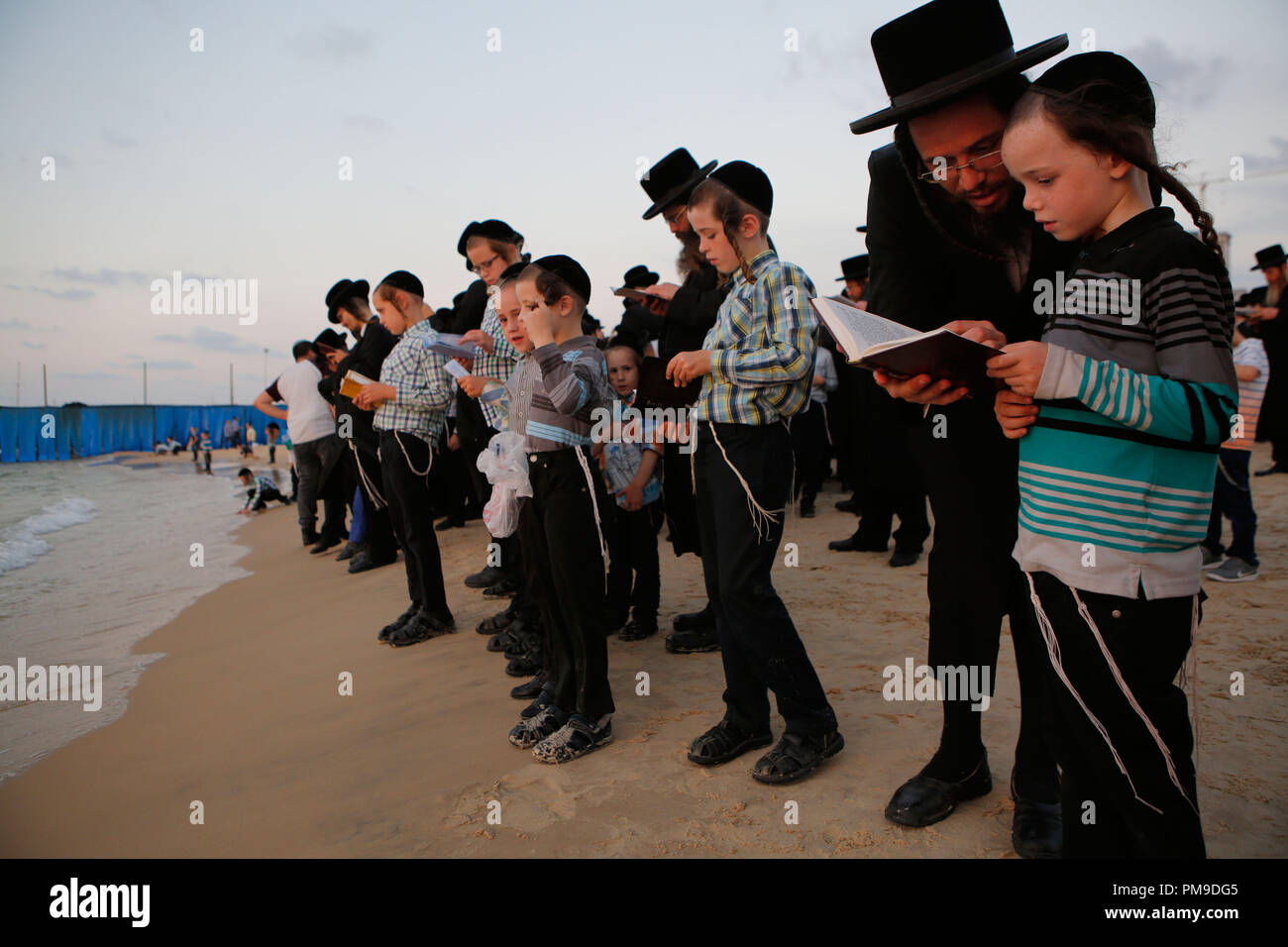 Ashdod, Israël. 17 Sep, 2018. Les juifs ultra-orthodoxes effectuer le rituel Tachlikh sur la rive de la mer Méditerranée à Ashdod, Israël, le 17 septembre, 2018. Tachlikh est un rituel au cours duquel les croyants avec leurs péchés dans l'eau et des poissons, et il est effectué avant le Jour des Expiations, juif ou Yom Kippour. Credit : Gil Cohen Magen/Xinhua/Alamy Live News Banque D'Images