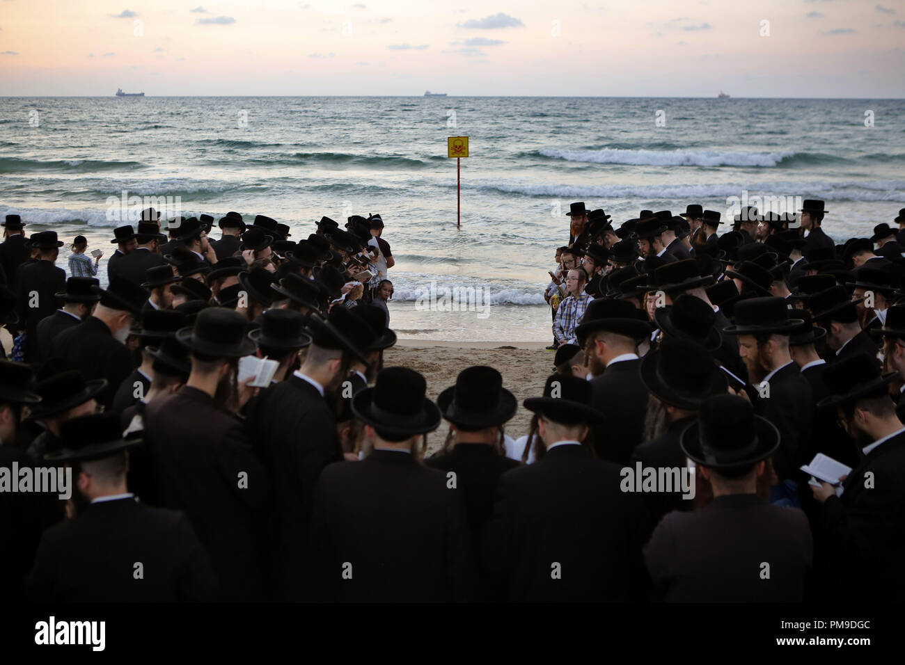 Ashdod, Israël. 17 Sep, 2018. Les juifs ultra-orthodoxes effectuer le rituel Tachlikh sur la rive de la mer Méditerranée à Ashdod, Israël, le 17 septembre, 2018. Tachlikh est un rituel au cours duquel les croyants avec leurs péchés dans l'eau et des poissons, et il est effectué avant le Jour des Expiations, juif ou Yom Kippour. Credit : Gil Cohen Magen/Xinhua/Alamy Live News Banque D'Images