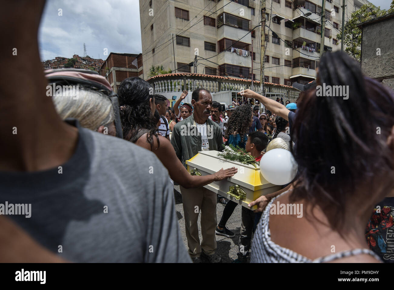 Caracas, Distrito Capital, au Venezuela. 17 Sep, 2018. Les gens vu porter l'un des cercueils lors des funérailles. Les victimes, Roxana Conde (10 ans), Julianyerli Conde (4 ans), JonÃ¡s Jonneiker Conde (1 ans) et Humberto Ruiz (10 ans), ont été assassinés le 14 septembre dernier à El 70 à Caracas, Venezuela. L'auteur a été identifié comme José Manuel Morgado (48 ans) qui a été tué le même soir après une fusillade avec les agents de police (CICPC) alors qu'ils fuyaient à Ocumare del Tuy, l'état de Miranda au Venezuela. Le suspect violées les enfants avant de les tuer à l'aide d'un jambon Banque D'Images