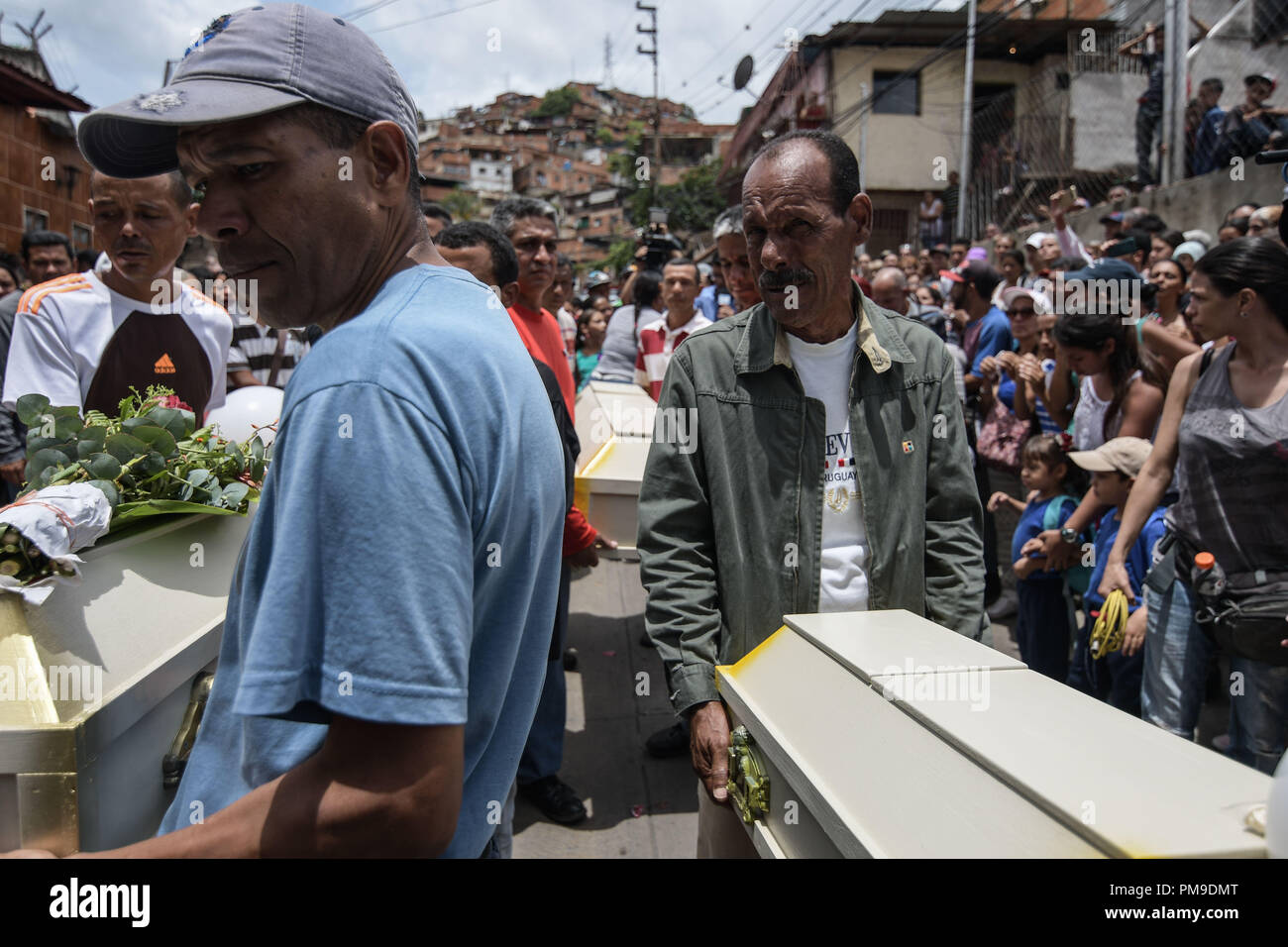 Caracas, Distrito Capital, au Venezuela. 17 Sep, 2018. Famille vu porter les cercueils des victimes lors des funérailles. Les victimes, Roxana Conde (10 ans), Julianyerli Conde (4 ans), JonÃ¡s Jonneiker Conde (1 ans) et Humberto Ruiz (10 ans), ont été assassinés le 14 septembre dernier à El 70 à Caracas, Venezuela. L'auteur a été identifié comme José Manuel Morgado (48 ans) qui a été tué le même soir après une fusillade avec les agents de police (CICPC) alors qu'ils fuyaient à Ocumare del Tuy, l'état de Miranda au Venezuela. Le suspect violées les enfants avant de les tuer Banque D'Images