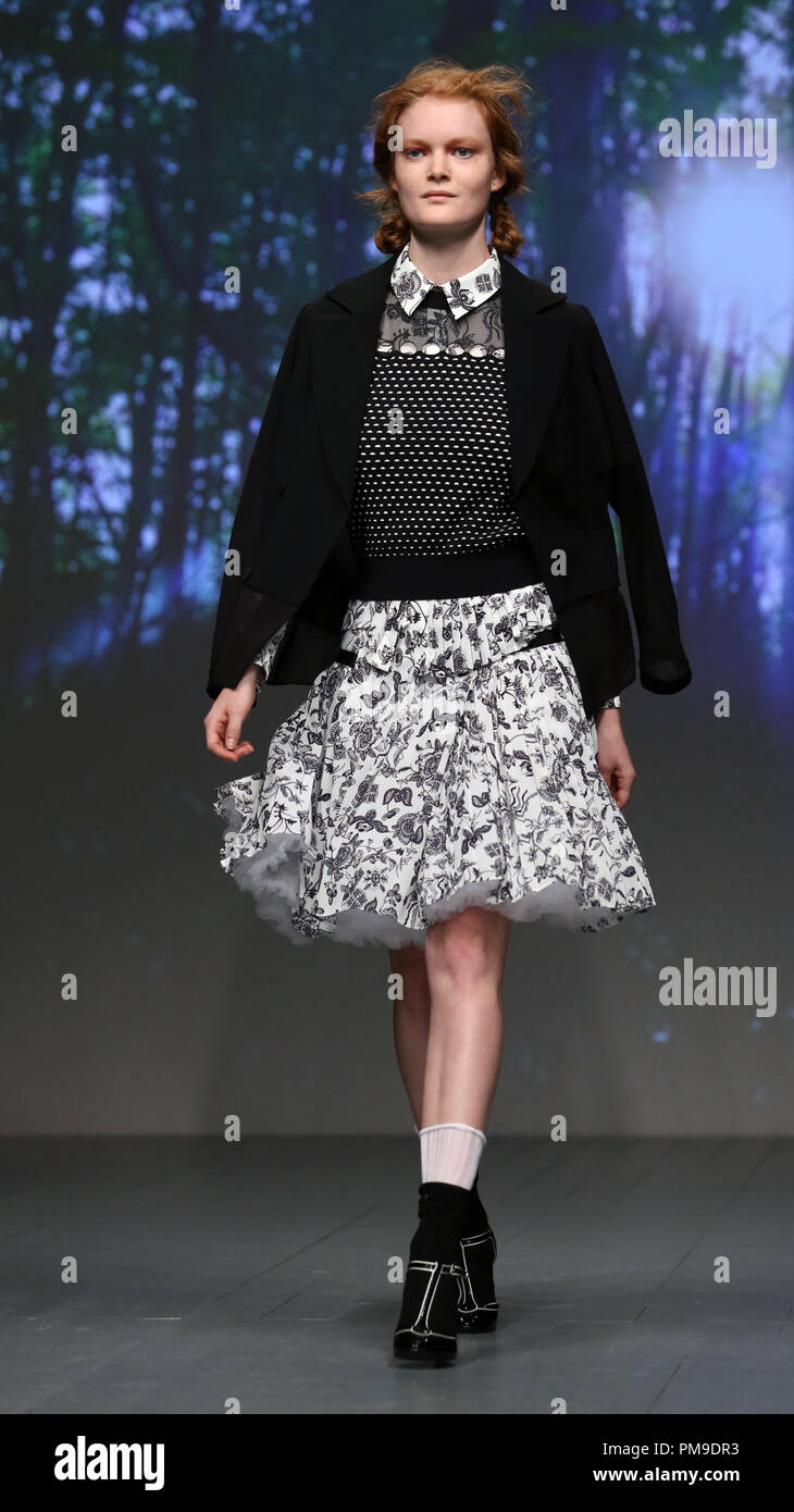 London, Londres, Royaume-Uni. 14Th Sep 2018. A model basé sur le BoraAksu designer turque lors de la London Fashion Week Septembre 2018 L'espace d'exposition à BFC. Credit : Rahman Hassani/SOPA Images/ZUMA/Alamy Fil Live News Banque D'Images