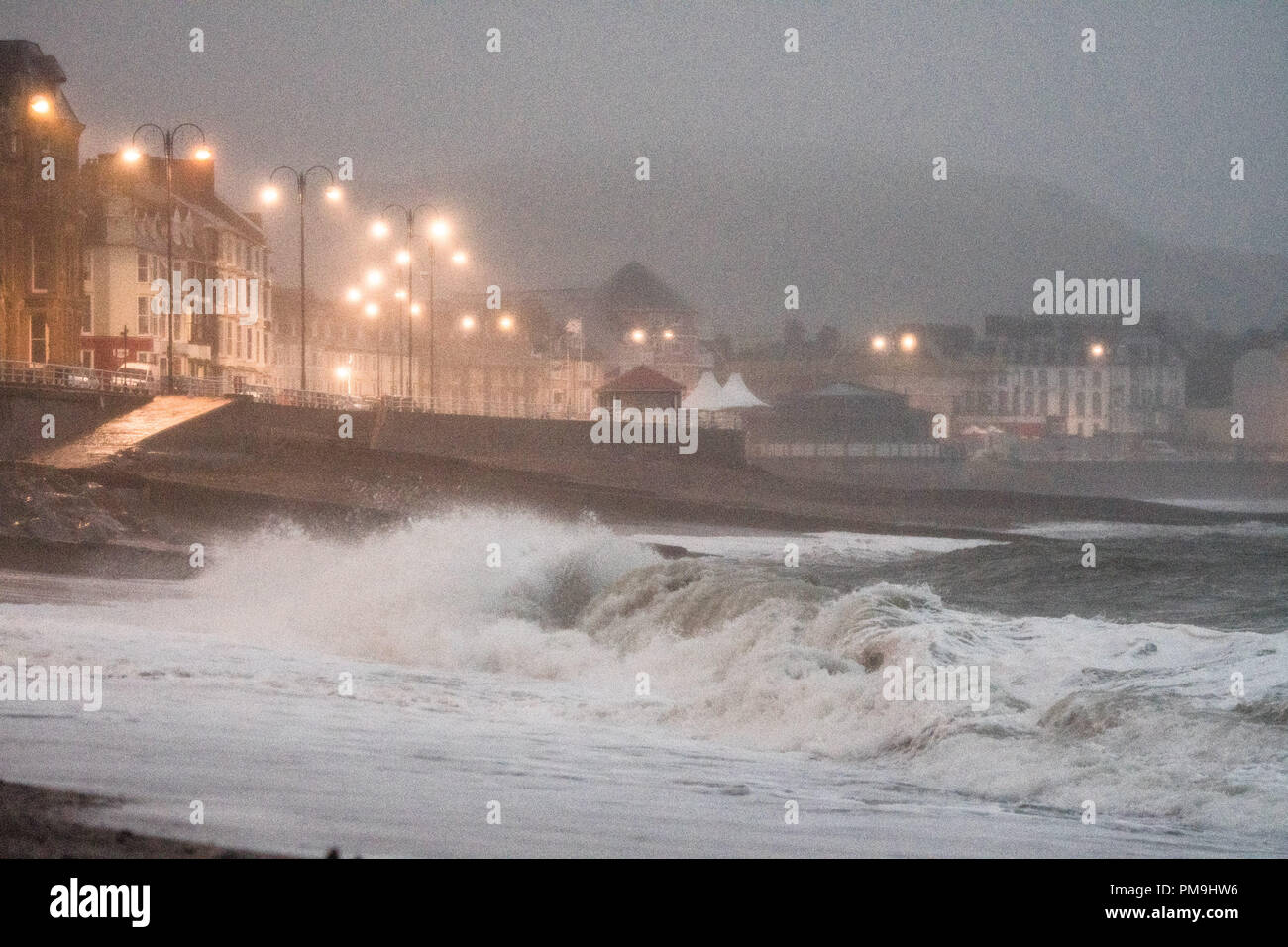 Pays de Galles Aberystwyth UK, mardi 18 septembre 2018 UK Weather : Comme le jour se lève, les forts vents de l'ex-ouragan Helene apporter vagues se briser sur le front de mer à Aberystwyth, sur la côte ouest de la Baie de Cardigan au Pays de Galles. Les vents sont plus faibles que prévu initialement, avec une vitesse maximum d'environ 40 mph , avec des rafales jusqu'à 50mph en lieux ouverts Photo © Keith Morris / Alamy Live News Banque D'Images