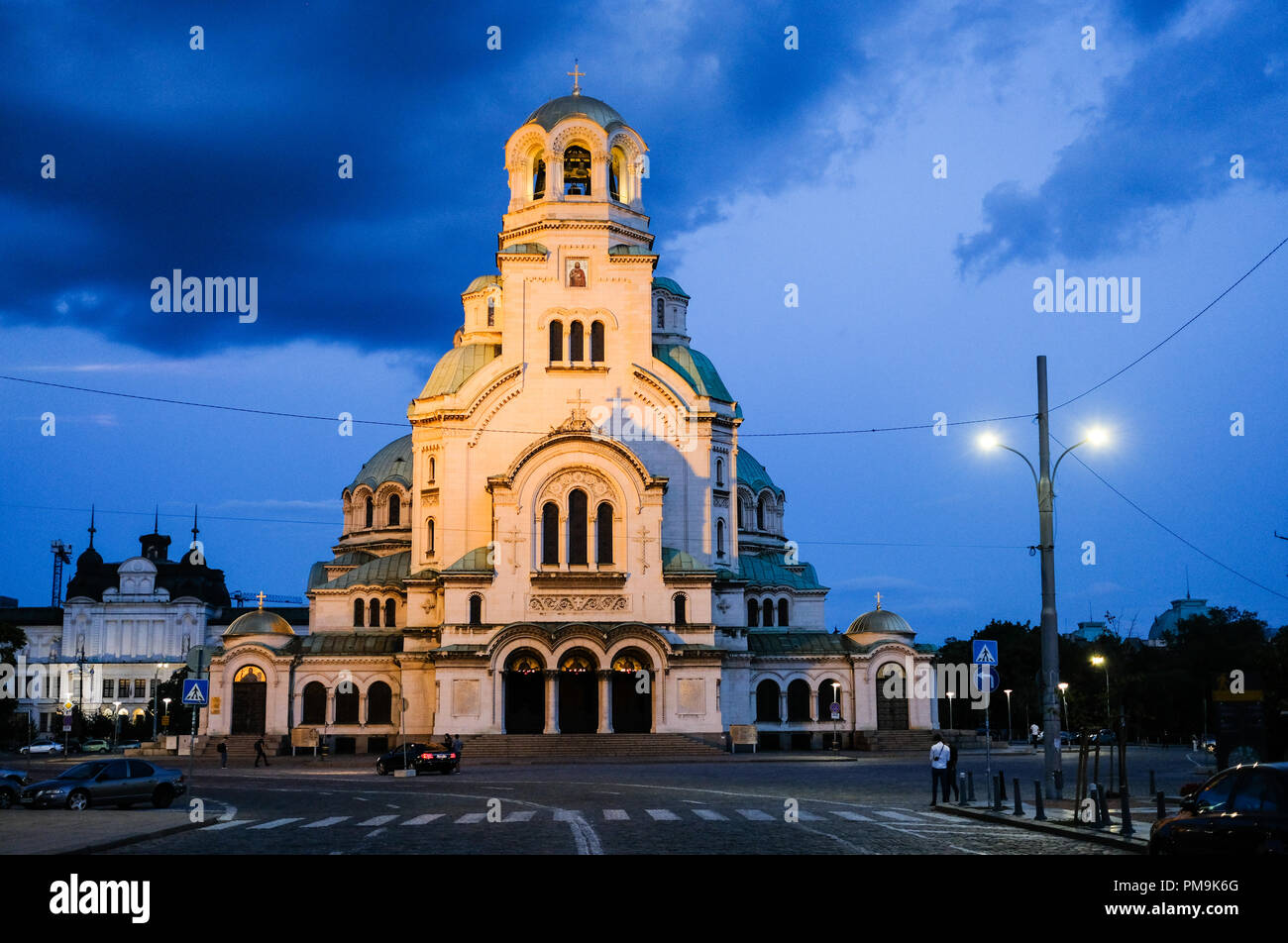 Sofia, Bulgarie. Sep 11, 2018. 11.09.2018, Bulgarie, Sofia : la cathédrale Alexandre Nevski (Sveti Aleksandar Nevski) au centre, à prendre le soir à l'heure bleue. La cathédrale orthodoxe bulgare à la place Alexandre Nevski dans le centre-ville, construit en style néo-byzantin. Il est dédié à la nationalité russe Saint Alexandre Nevski. Credit : Jens Kalaene Zentralbild-/dpa/ZB | worldwide/dpa/Alamy Live News Banque D'Images