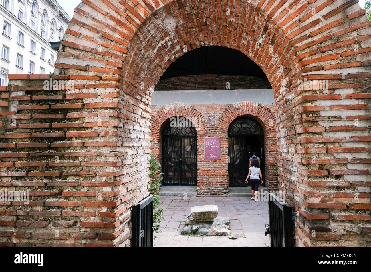 Sofia, Bulgarie. Sep 11, 2018. 11.09.2018, Bulgarie, Sofia : la rotonde en brique rouge de Saint George dans le centre historique de Sofia, appelée Serdica. Le bâtiment a été construit par les romains au 4ème siècle comme un dôme cylindrique. Credit : Jens Kalaene Zentralbild-/dpa/ZB | worldwide/dpa/Alamy Live News Banque D'Images